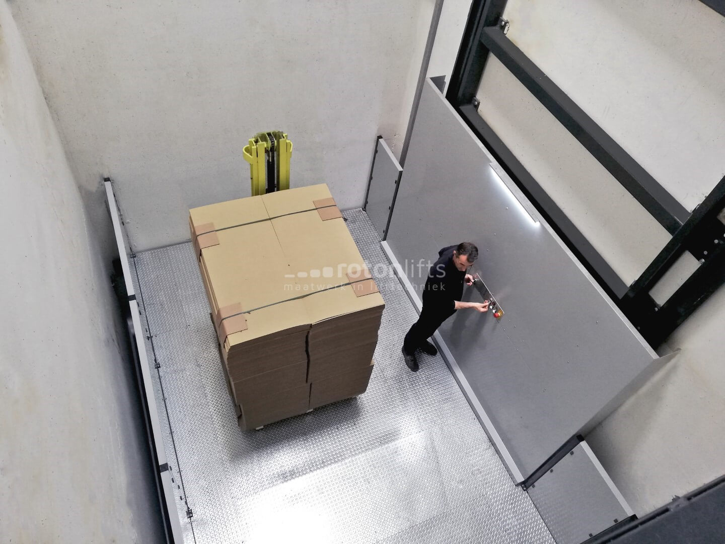 Goederenlift met personen-begeleiding (Type PLG)